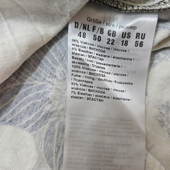 Relaxed Floral Blouse in Green and White - Picture 5 of 8